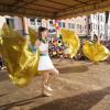 Glänzender Auftritt für die Paartalia: Die Tänzerinnen und Tänzer genossen sichtlich ihr sonniges „Heimspiel“ auf dem Stadtplatz.