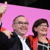 Norbert Walter-Borjans und Saskia Esken nach der Bekanntgabe des Ergebnisses im Willy-Brandt-Haus.