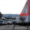 Nahe Düsseldorf ist eine Mautbrücke auf die A3 gestürzt. Die Autofahrer hatten offenbar Glück im Unglück: Zwar wurden Autos beschädigt, Verletzte gab es laut Polizei aber nicht. 