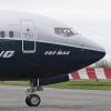 Ein Pilot winkt aus der Pilotenkabine einer Boeing 737 MAX 9.