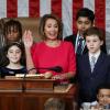 Nancy Pelosi, umgeben von ihren Enkeln, hebt ihre rechte Hand, bei der Vereidigung zur Vorsitzenden des US-Repräsentantenhaus im Kapitol.