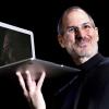 Steve Jobs im Jahr 2008 mit einem Macbook Air. Foto: John G. Mabanglo, dpa