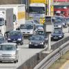 Dichter Reiseverkehr herrscht am Samstag auf der auf der A8 bei Holzkirchen (Oberbayern). Foto: Frank Leonhardt dpa