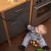 In Dillingen hat sich der Inhalt eines Wasserkochers über ein Kleinkind ergossen, als es an dem Kabel des Gerätes zog. Der zehn Monate Jahre alte Junge wurde schwer verbrüht.
