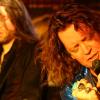 Sänger Reece und Gitarrist Pané während ihres Auftritts in der Traube in Bellenberg. Die Rocker haben dort ihre neues Album „Back with a Vengeance“ vorgestellt – und das Publikum begeistert. 