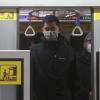 Ein Taiwanese mit Mundschutz in einer U-Bahn-Station.