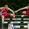 Christian Kolb (links) und Fabian Eska flogen fast im Gleichschritt über die Hürden. Am Ende überquerte Kolb vier Hundertstel vor seinem Vöhringer Vereinskameraden die Ziellinie.  
