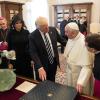 Geschenke austauschen: Donald Trump und seine Frau Melania während einer Privat-Audienz mit Papst Franziskus.