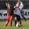 Zwei Spielszenen aus der D-Jugend. Dasings Valentin Gilg (links, rote Hose) traf zum 2:0-Endstand beim Heimerfolg über Spitzenreiter Pipinsried. Rechtes Bild: Der Aichacher Tim Grund (blaues Trikot), der lange wegen eines gebrochenen Daumens fehlte, lässt seinen Ecknacher Gegenspieler stehen.  	 	