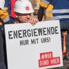Ein Demonstrant hält vor der Sitzung der Kohlekommission ein Schild mit der Aufschrift "Energiewende nur mit uns!".