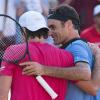 Roger Federer (rechts) gratuliert nach dem Achtelfinale Tommy Haas zum Sieg.