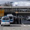 Einsatzfahrzeuge der Polizei stehen in dem für Verkehr gesperrten Bereich am Hotel Waldorf Astoria am Bahnhof Zoo.