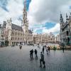 Touristen und Passanten sind auf dem Grand-Place, den zentralen Platz von Brüssel, unterwegs. Wegen der gestiegenen Zahl von Corona-Neuinfektionen warnt das Auswärtige Amt nun auch vor touristischen Reisen nach Brüssel. 