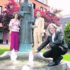 Die Brunnen von Königsbrunn stehen im Mittelpunkt der Kulturellen Gautsch-Eröffnung. Musiklehrerin Monika Galkin, Stadtarchivarin Susanne Lorenz und Kulturbüroleiter Franz Moritz (von links) - hier am Königinbrunnen vor dem Rathaus - haben einen Abend zu diesem Thema organisiert. Foto: Marion Kehlenbach