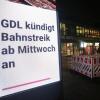 Der bevorstehende Streik der Gewerkschaft GDL wird auf einer Werbetafel vor einem Bahnhof angezeigt.