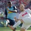 Kölns Rafael Czichos (r) und der Gladbacher Marcus Thuram kämpfen um den Ball.