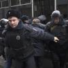 Der russische Oppositionelle Alexej Nawalny (verdeckt, hinten, M) wird in Moskau von Polizisten festgenommen.