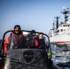 Mit ihrem Schiff Sam Simon und Patrouillenbooten fahnden die Tierschützer der Organisation Sea Shepherd seit Februar nach Fischern, die den Tod von Delfinen in Kauf nehmen.