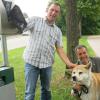 Bei Bauhofleiter Willi Erhard und Bürgermeister Roland Eichmann mit Hund Ares kommen die Hundetoiletten in Friedberg gut an.