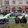 Polizisten haben bei einem Ausflug nach Augsburg am Königsplatz einen Asylbewerber attackiert. Jetzt standen die Beamten vor Gericht.