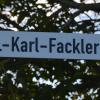Im Höchstädter Neubaugebiet Ensbach Süd ist die Straße nach dem ehemaligen Zahnarzt Dr. Karl Fackler benannt. Das gefällt nicht allen.  	