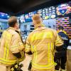 Feuerwehrleute bestellen im Restaurant «City Chicken das Original seit 1996» auf der Sonnenallee «Das Helden Menü».