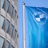 Eine Fahne mit dem BMW-Logo vor der Firmenzentrale in München. Der Automobilhersteller legt neue Quartalszahlen vor.