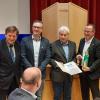Beim BLSV-Bezirkstag in Stadtbergen wurde Uli Theophiel (Zweiter von rechts) mit der Ehrennadel in Gold mit Brillanten des Bayerischen Landes-Sportverbandes ausgezeichnet.

