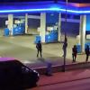 Polizisten sichern die Tankstelle in Idar-Oberstein kurz nach der Tat.