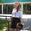 Niedersachsens jüngste Abiturientin Mandy Hoffmann steht mit einem Blumenstrauss in der Hand vor ihrer Schule. Mandy hat mit 14 Jahren das Abitur mit der Note 1,0 bestanden.