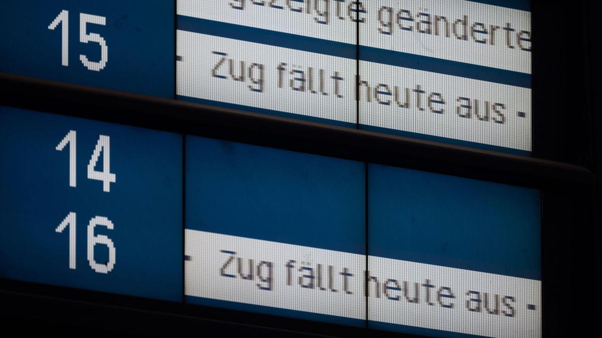 Stuttgart/Ulm: World War II bomb is being defused: Trains on the railway ...