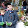 Stolz präsentieren die drei Freunde Johannes, Andreas und Georg auf dem Ostereiermarkt in Buttenwiesen ihr Osternest mit selbst gebastelten Hasen. 	