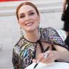 Jurypräsidentin Julianne Moore gibt fleißig Autogramme.