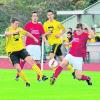 Spitzenspiel und Stadtduell: Trotz eines am Ende klaren 3:0-Erfolgs des TSV Mindelheim 2 mit Bastian Eckers (rechts), hielt Türkiyemspor Mindelheim gut mit und bot den Zuschauern ein sehenswertes Spiel. Foto: Franz Stocker