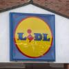 Das Lidl-Logo hängt an der Fassade einer Filiale.