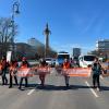 Klimaaktivisten der Gruppe «Letzte Generation» blockieren eine Straße vor dem Charlottenburger Tor.