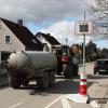 Dieser Traktor mit Odelfass muss in Kleinaitingen wegen des Pollers, aber auch wegen geparkter Autos auf die Gegenfahrbahn ausweichen. 	