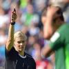 Klare Signale: Bibiana Steinhaus gestern bei ihrer Bundesliga-Premiere in Berlin, wo sich die Hertha gegen Bremen mit einem 1:1 begnügen musste. 	 	