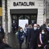 Der französische Premierminister Jean Castex (4.v.r) und die Pariser Bürgermeisterin Anne Hidalgo (3.v.r) nehmen an einer Kranzniederlegungszeremonie anlässlich des 5. Jahrestages der Anschläge vom 13. November 2015 vor der Konzerthalle Bataclan teil.