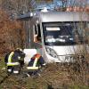 Auf der B17 zwischen Gersthofen und Augsburg ist ein Wohnmobil von einem Auto so stark gerammt worden, dass es die Böschung hintergestürzt ist. 