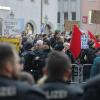 Rund 700 Menschen haben am Mittwochabend auf dem Augsburger Rathausplatz gegen die AfD demonstriert.