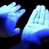 Unter Schwarzlicht zeigt sich schnell, ob die Hände eines Mediziners richtig desinfiziert sind. In Kliniken spielt das Thema Hygiene eine besonders wichtige Rolle. Medizinstudenten in Augsburg lernen zum Start, wie man es richtig macht. 	 	