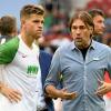 Vor dem Spiel gegen Wolfsburg gibt sich FCA-Spieler Florian Niederlechner (links) gelassen.