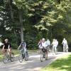 Auch per Fahrrad gibt es Pilgertouren: Hier ist eine Gruppe auf dem Luther-Radweg nach Kaisheim und auf dem Jakobus-Radpilgerweg zurück nach Donauwörth unterwegs. 	 	