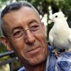 Mustafa Coban fand die weiße Taube vor einem Jahr auf der Straße – seitdem sind er und Baris unzertrennlich. Auch wenn der gefiederte Begleiter durchaus seinen eigenen Willen hat. 
