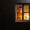 Nachtwächter Andreas Tervooren schaut aus dem Fenster der Nachtwächterstube: Dort kassiert er die kleine Gebühr, die nach 22 Uhr fällig wird. 