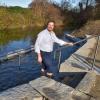 Anfang November konnte Bürgermeister Tobias Gensberger die neue Kneippanlage mit Donauwasser in der Gemeinde ausprobieren. 	
