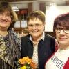 Zweite Vorsitzende Anke Hederich (links) und Vorsitzende Maria Wagner (rechts) dankten dem engagierten Mitglied Christa Schuster (Bildmitte) für ihre 15-jährige Treue zur Meitinger Frauen-Union. 	