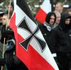 Eine Reichskriegsflagge auf einem Neonazi-Aufmarsch. 