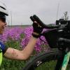 „Face to Face“ mit ihrem Fahrrad: Triathletin Daniela Unger auf der Strecke bei Offingen.